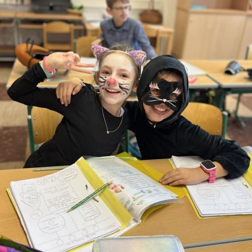 Zwei verkleidete Kinder sitzen am Tisch