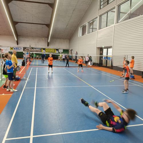 Kinder beim Badminton-Spiel