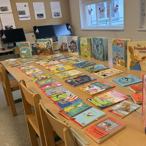 Schautisch mit Büchern