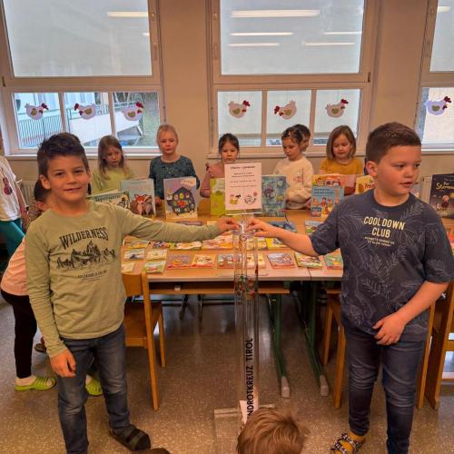 2 Kinder zeigen Geldsammelsäule