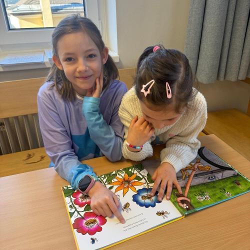 2 Kinder schauen Bilderbuch an