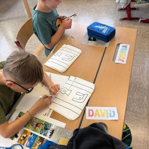 Kinder bearbeiten Arbeitsblätter