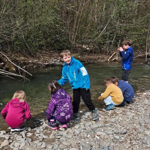 Kinder suchen Wassertiere