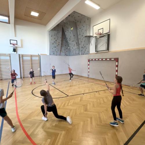 Kinder spielen Badminton