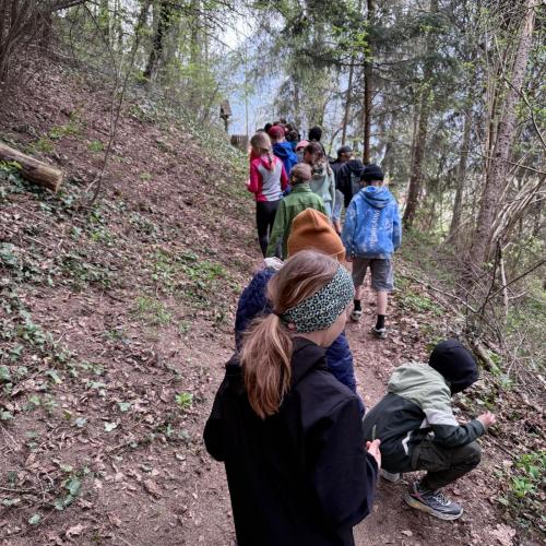 Kinder gehen durch den Wald