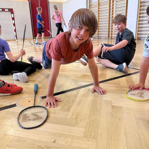 Schüler macht Liegestütz