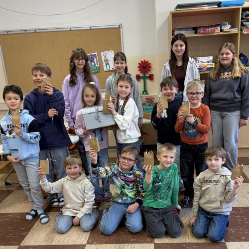 Gruppenfoto von den Teilnehmer:innen der Schnitzeljagd