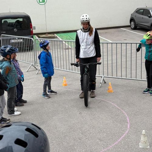 Radfahrlehrerin infomiert über sichere Ausstattung des Fahrrades