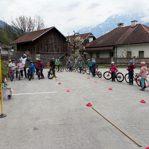 Kinder stellen sich mit den Rädern in Reihen auf
