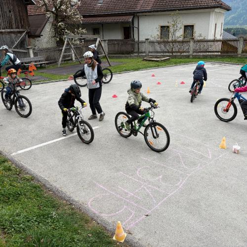 KInder fahren durch Parcour