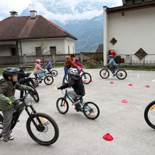 KInder fahren durch Parcour