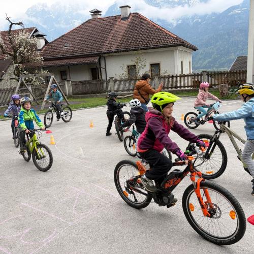 KInder fahren durch Parcour