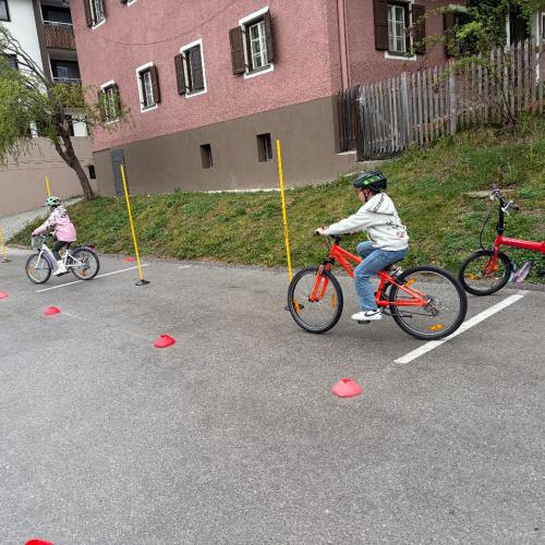 KInder fahren durch Parcour