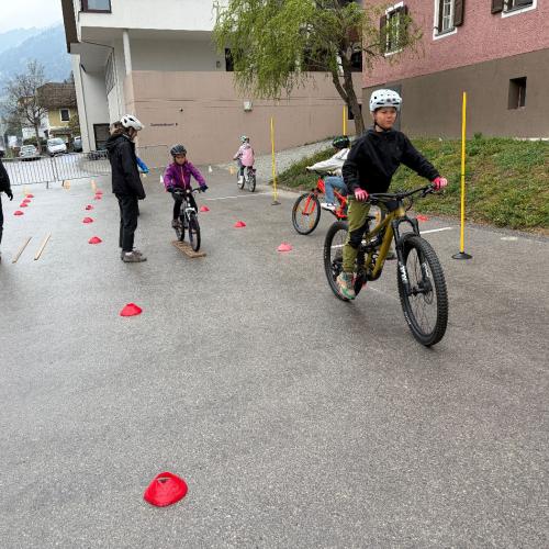 KInder fahren durch Parcour