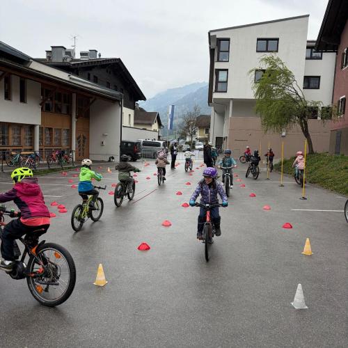 KInder fahren durch Parcour