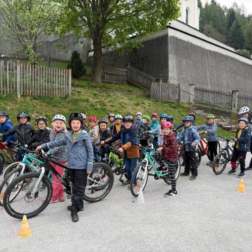 KInder mit Rädern stehen in Reihen