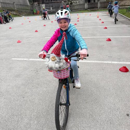 Mädchen fährt mit Rad