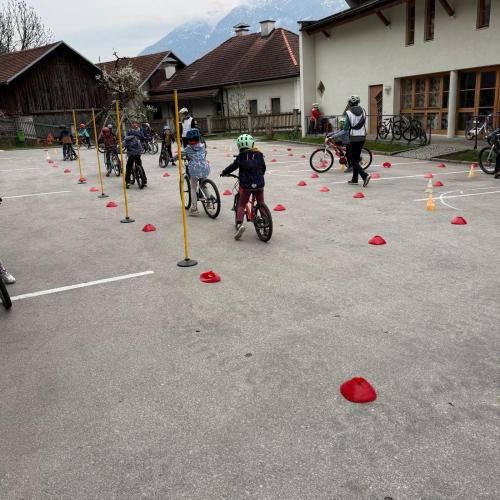 Kinder fahren mit Rädern durch Parcour