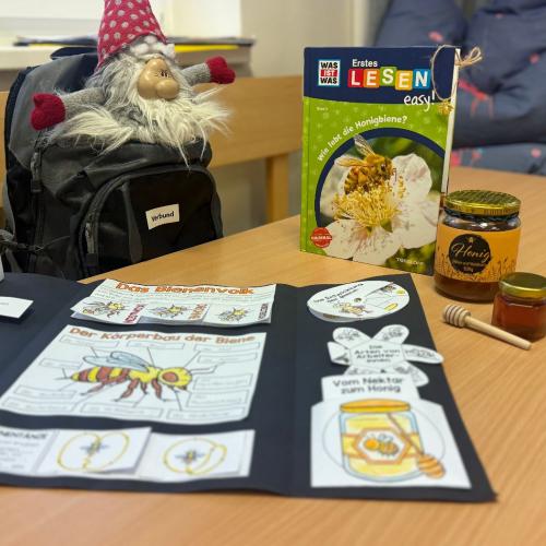 Schautisch mit Lapbook, Honiggläsern, Buch und Maskottchen
