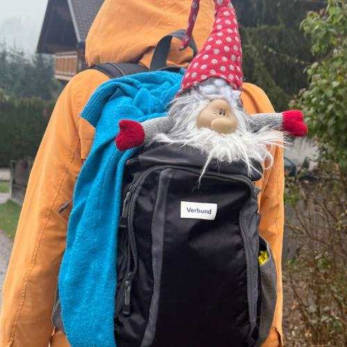 Klassenmaskottchen im Rucksack von der Lehrerin