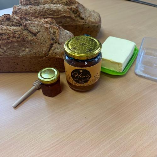Brot, Honig und Butter auf Tisch