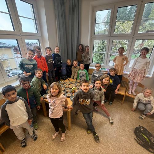 Kinder stehen um Tisch mit Honigbroten herum