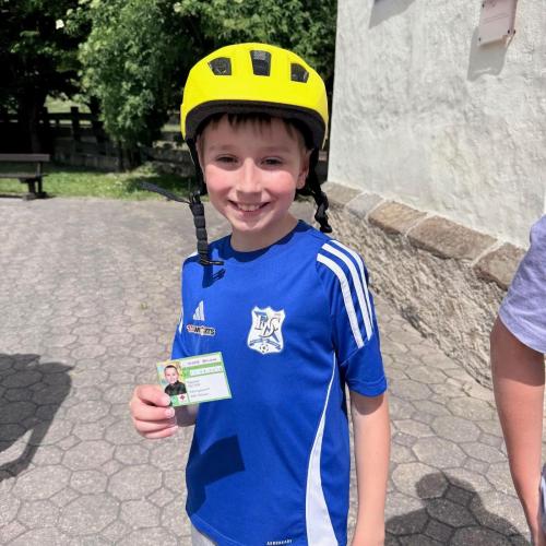 Schüler mit Radausweis in der Hand