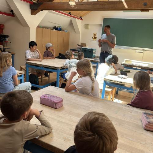 Bildhauer informiert die Kinder