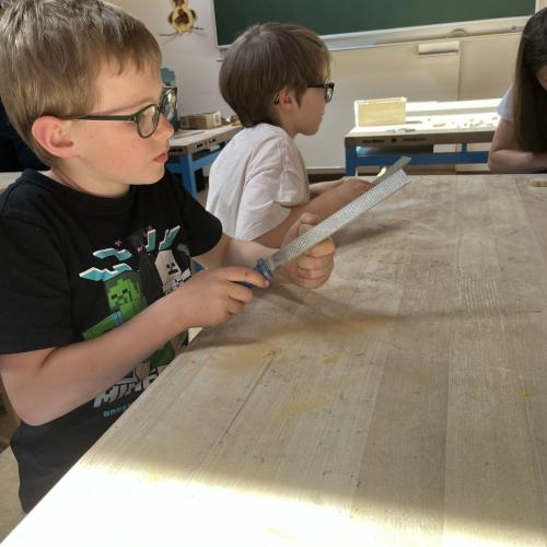 KInder beim Feilen