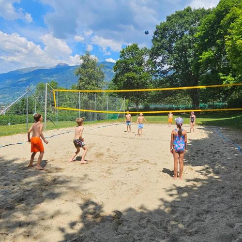 Kinder spielen Beach-Volleyball