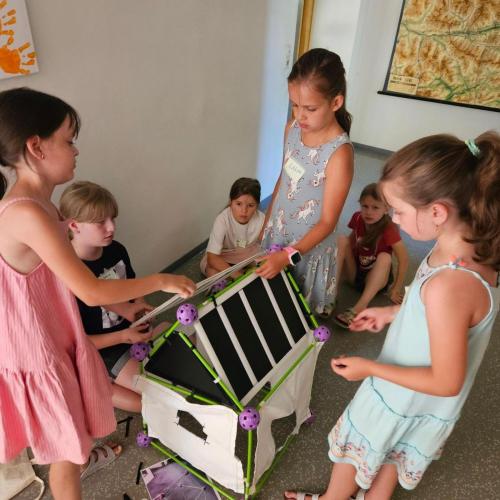 KInder bauen Sonnenenergiehaus zusammen