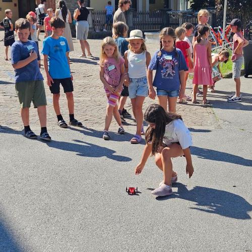 Kinder probieren Solarautos am Schulplatz aus