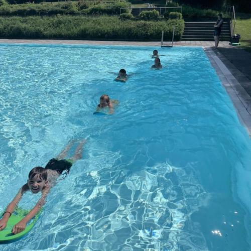 Kinder schwimmen mit Schwimmbrett