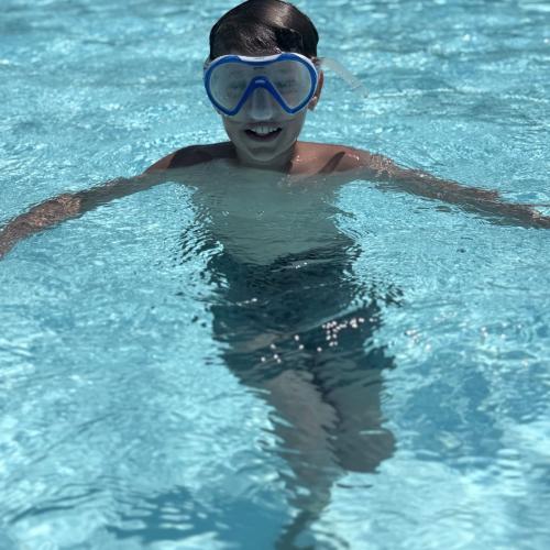 KInd mit Taucherbrille im Wasser