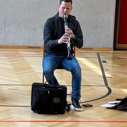 Musiklehrer spielt auf Klarinette