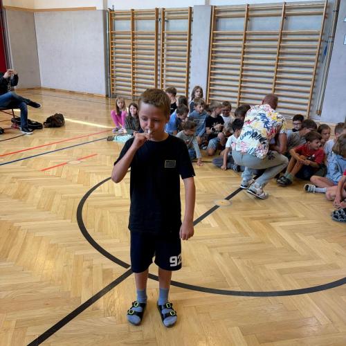 Kind zeigt das Spielen mit Mundstück vor