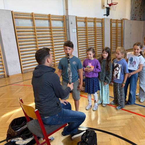 Kinder probieren das Spielen auf der Klarinette