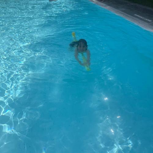 Kinder schwimmen mit Schwimmnudel