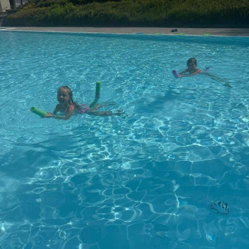 KInder schwimmen mit Schwimmnudel