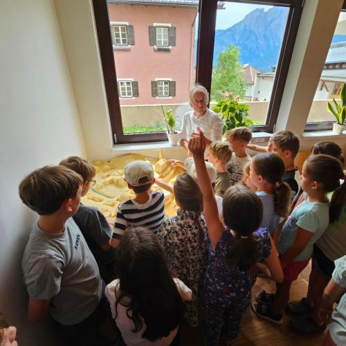 Kinder stellen auf dem Gemeindeamt dem Bürgermeister Fragen