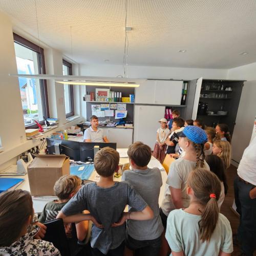 Bürgermeister zeigt den Kindern das Gemeindeamt
