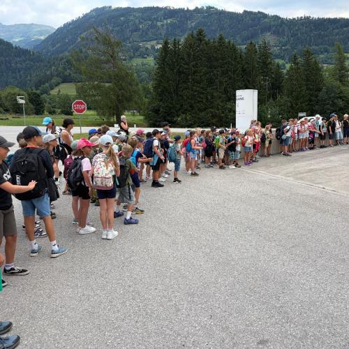 Kinder und Lehrpersonen stehen vor dem Museum