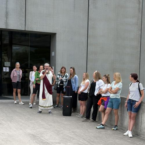 Museumsleiter und Eltern vor dem Museum