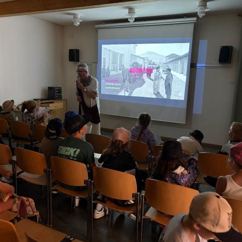 KInder schauen sich Filmvorführung an