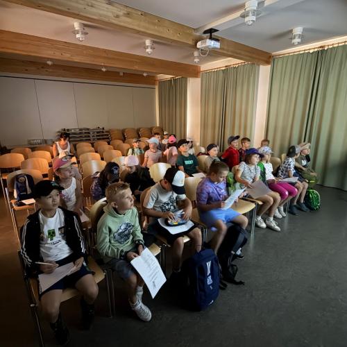 KInder schauen sich Filmvorführung an