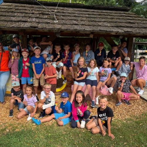 Klassenfoto der 2a und 2b auf dem Spielplatz