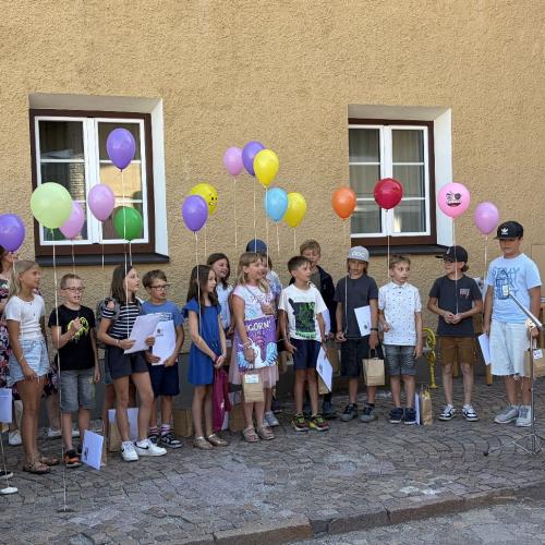 Kinder der 4a singen Lied, Lehrerin begleitet auf der Gitarre