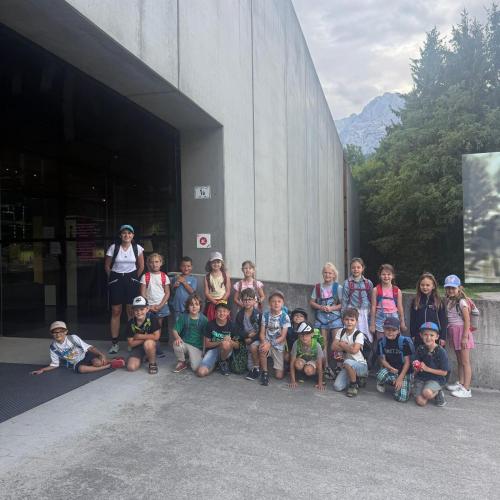1a-Klasse und Lehrerin vor dem Museum