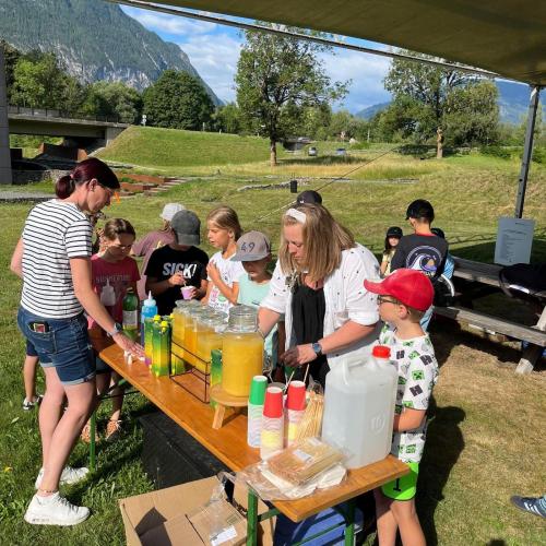 Mütter schenken Kindern Säfte aus