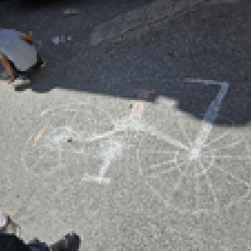 Kinder bemalen Parkplatz mit Straßenkreiden